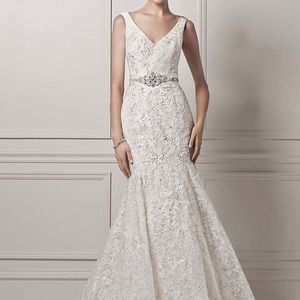 Selling a beautiful and elegant  brand new dress